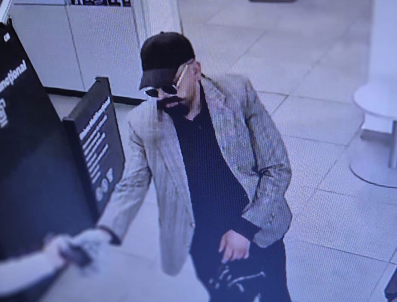 Jaf armat la BCR Iași! Un individ deghizat și înarmat cu un pistol a pătruns în bancă și a amenințat angajații să îi dea banii. Precizările BCR