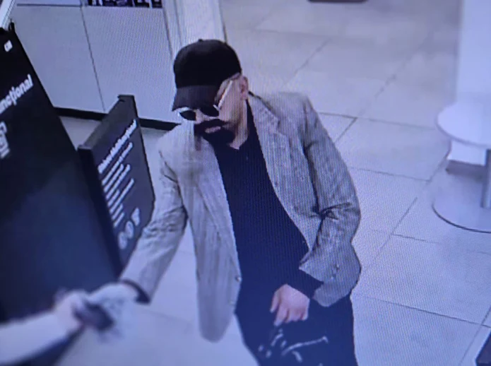 Jaf cu recuzită din Jumbo. FOTO: captură video cameră de supraveghere