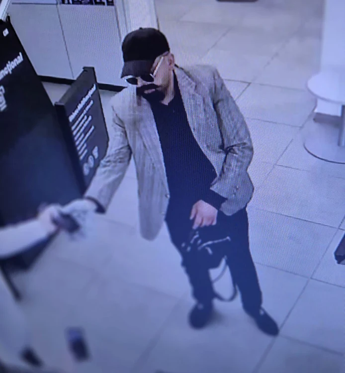 Suspectul jafului de la BCR Iași Foto: Captură cameră de supraveghere