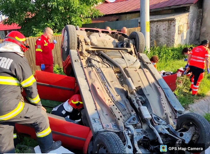 Maşina s-a răsturnat în urma impactului Foto: ISU Gorj