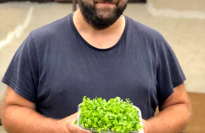 Claudiu Contra cultivă plante aromatice de câteva luni. Foto