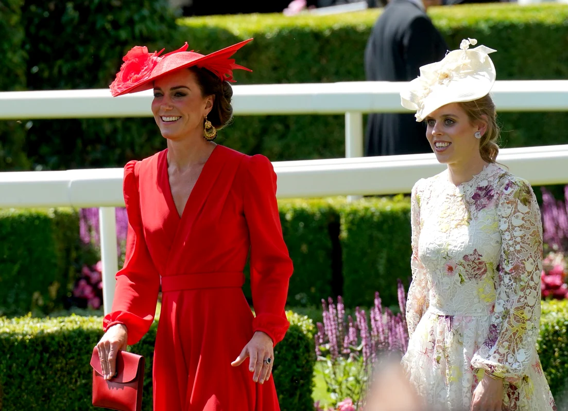 Prinţesa Beatrice îmbrăcată de stilista Olivia Buckingham. FOTO: Instagram
