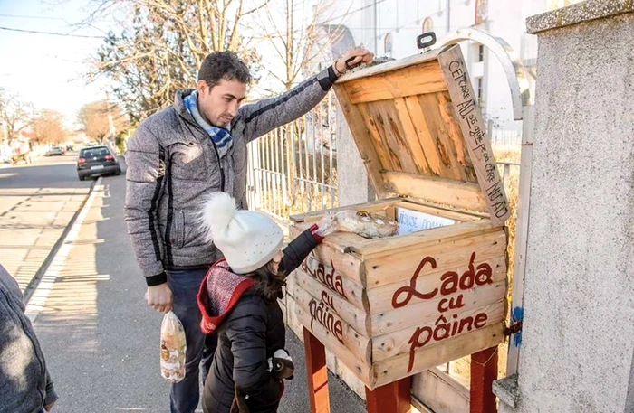 
    Tatăl şi fetiţa, o pâine şi un gând bun pentru cei fără posibilităţi materiale  