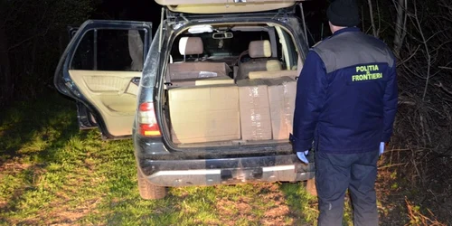 Maşina burduşită cu ţigări de contrabandă găsită în pădure FOTO Poliţia de Frontieră