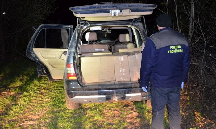 Maşina burduşită cu ţigări de contrabandă găsită în pădure FOTO Poliţia de Frontieră