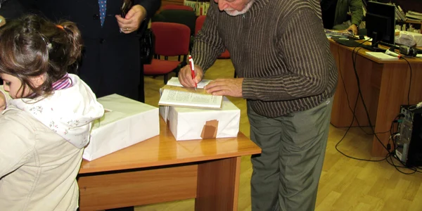 Profesorul Nicolae Hilohi semnează faximilul Abecedarului 