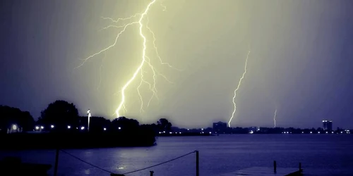 Fulgere pe mare