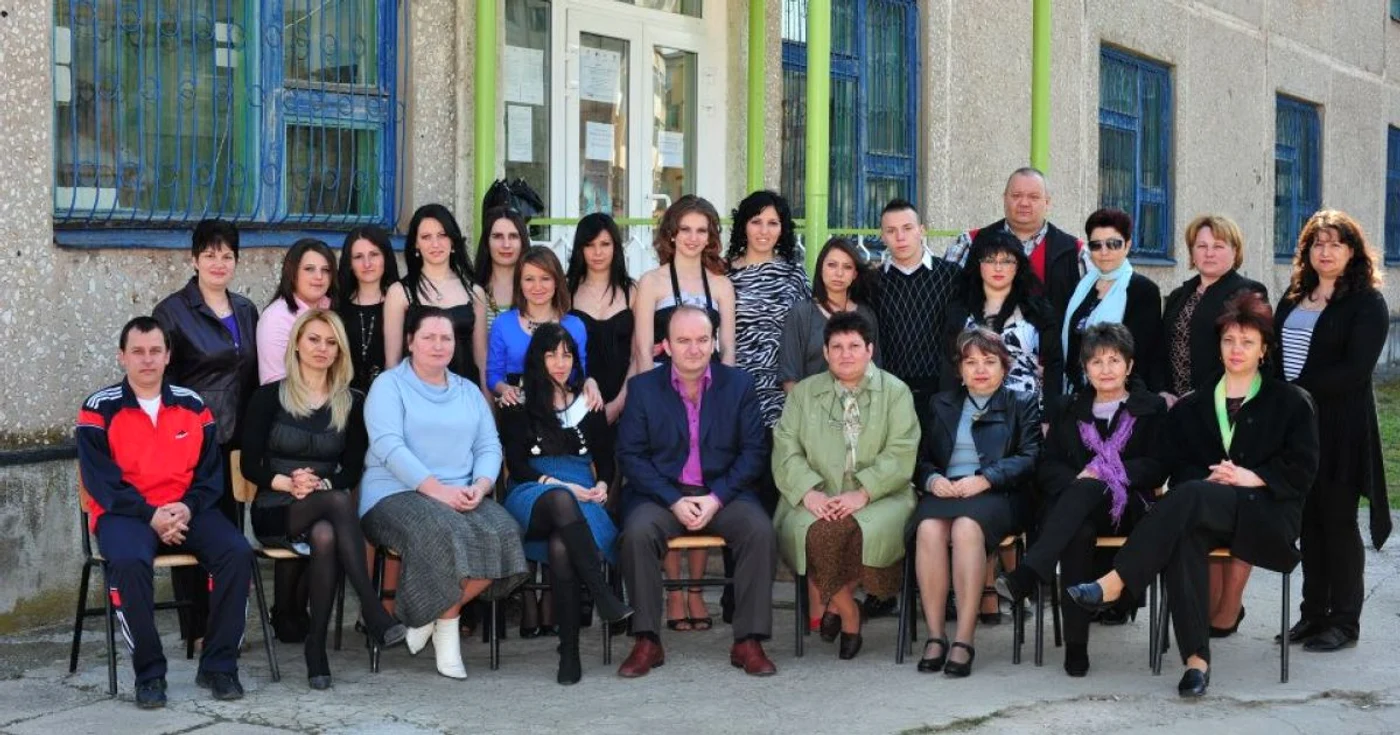 Directorul Colegiului Tehnic Cărăşan (foto centru jos) trimis în judecată pentru fraudă la BAC foto facebook.com