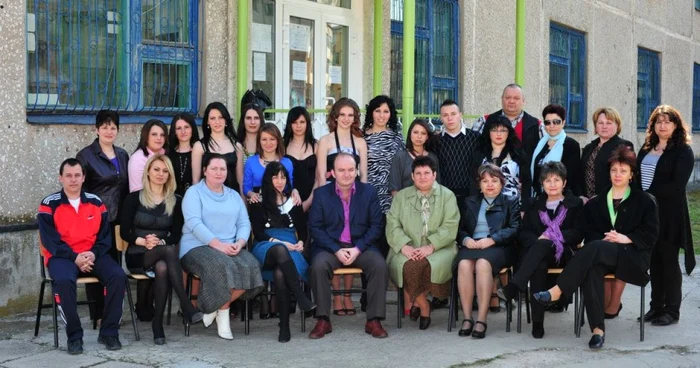 Directorul Colegiului Tehnic Cărăşan (foto centru jos) trimis în judecată pentru fraudă la BAC foto facebook.com