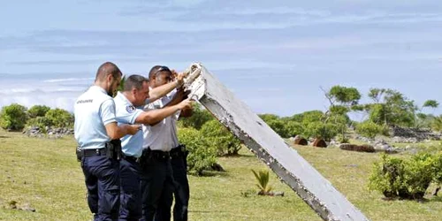 Fragmente avion disparut - insula reunion FOTO AP 