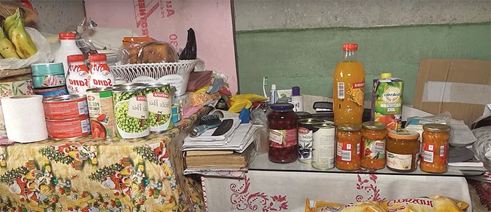 Oamenii au strâns pentru bătrânică alimente și obiecte de uz gospodăresc