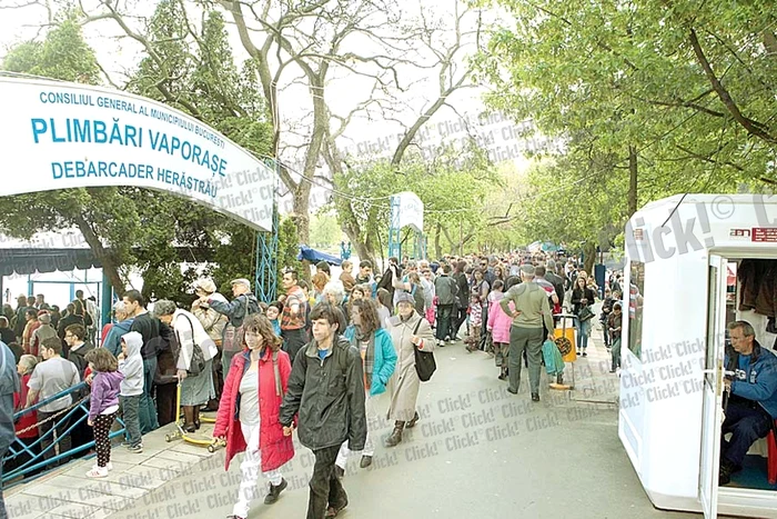 Bucureştenii au  savurat tradiţionalul  mic pe terasa de la mall