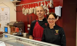 Pavel Gherca si Laura Gherca, proprietarii macelariei romanesti din Franta, foto Facebook jpg