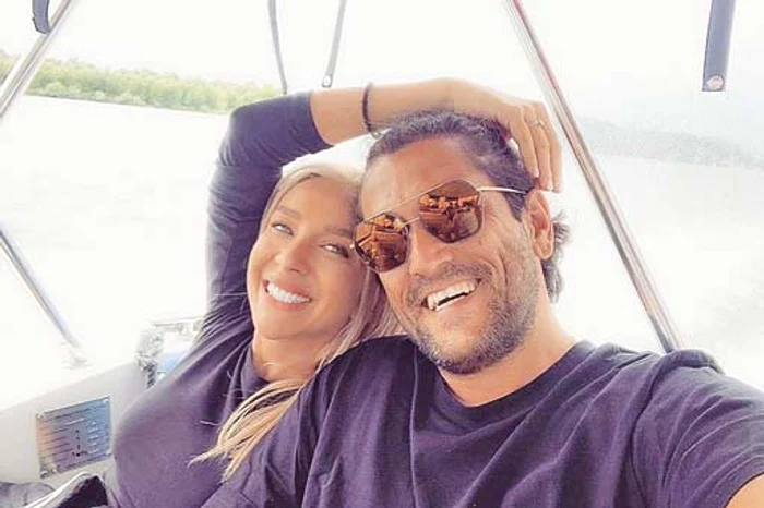 
    Artiștii  visează  la o nuntă  pe plajă  