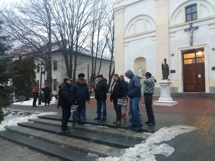 20 de suceveni au ieşit la protest în faţa Prefecturii din Suceava. FOTO Dănuţ Zuzeac