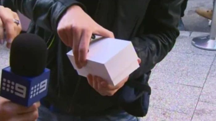 
    Emoţiile l-au făcut pe tânăr să scape telefonul din mânăFoto Facebook  