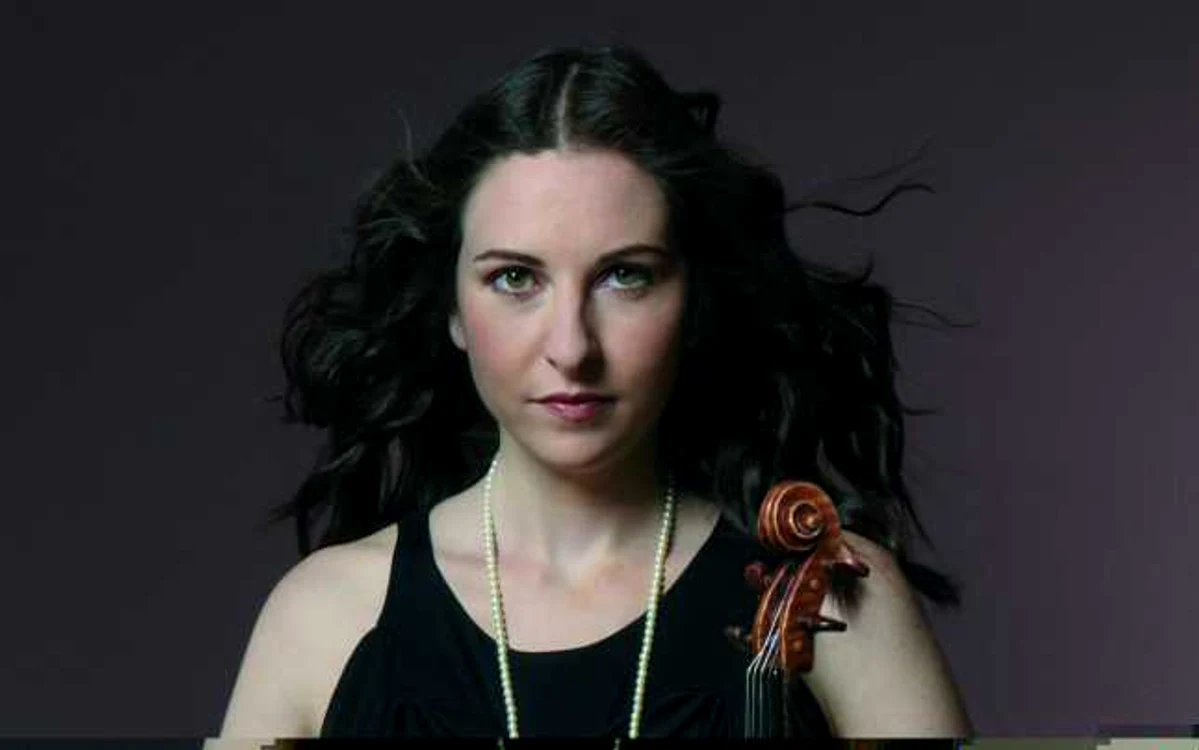 Alissa Margulis este apreciată pentru performanţele sale expresive şi pentru puternica emoţie pe care o transmite, concertând frecvent în săli de concerte importante
