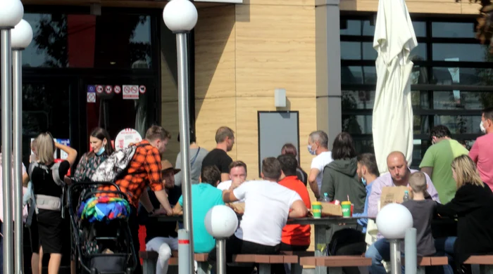 Masa la terasă, periculoasă dacă e aglomerație