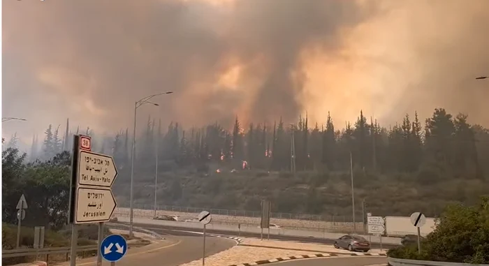 Flăcările se extind cu repeziciune. FOTO captură video Facebook Gadi Adelman