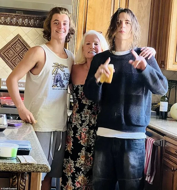 Kevin Federline si baietii lui Britney Spears Sean preston si Jaden James (4) jpg