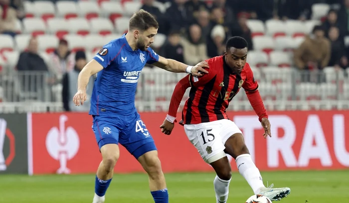 Youssoufa Moukoko (dreapta), acuzat din nou că și-ar fi falsificat vârsta (FOTO: EPA)