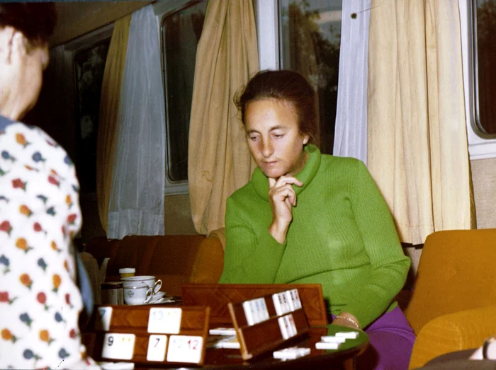 Jocul de remi era una dintre distracțiile preferate ale Elenei Ceaușescu, așa cum se vede și din fotografia făcută cu prilejul unei vacanțe din vara lui 1976