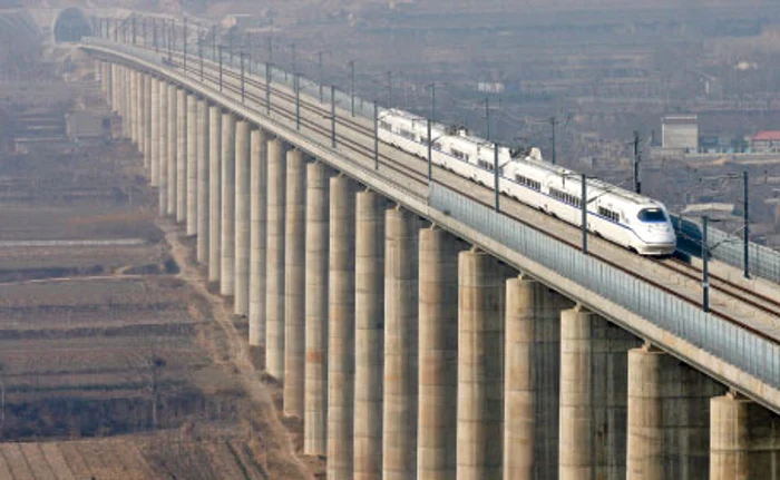 
    Din ianuarie 2010, provincia Henan e străbătută de un tren care „zboară“ cu 350 de kilometri pe oră  