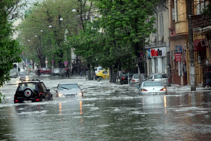 Bucureştiul inundat după furtuna de duminică, 4 mai. (Foto: Sever Gheorghe)