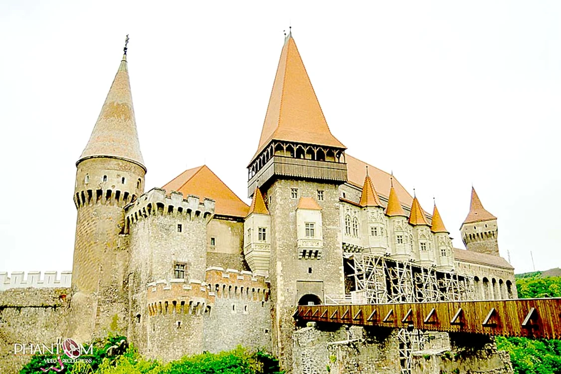 
    Castelul Corvinilor  este cetatea  medievală a  Hunedoarei  