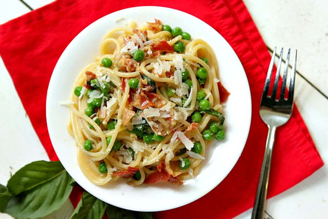Spaghete carbonara cu mazare si bacon jpeg