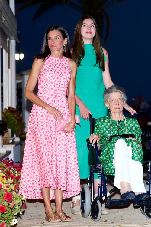 Irene, în cărucior cu rotile, alături de Letizia și Infanta Sofia