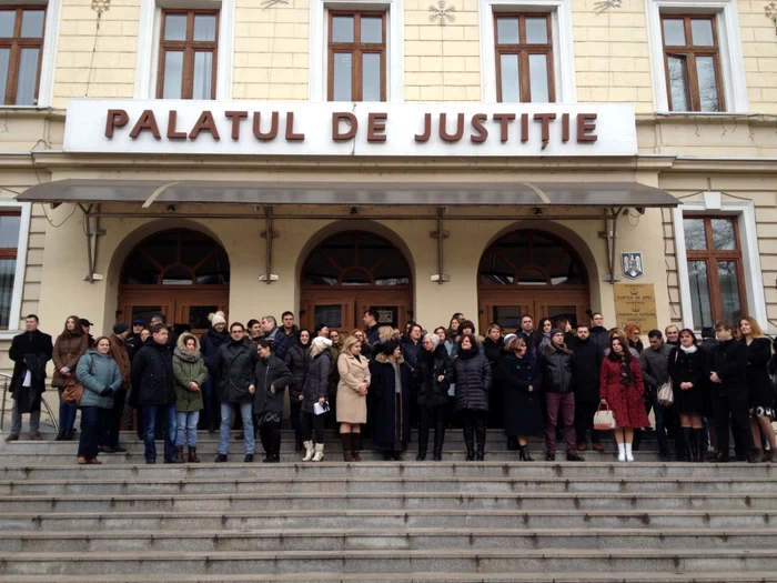 Circa 50 de magistraţi suceveni au protestat în faţa Palatului de Justiţie. FOTO Dănuţ Zuzeac