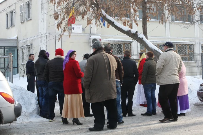 Ţiganii au aşteptat la sediul DNA