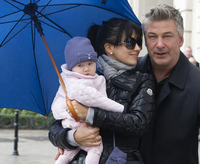 Alex
Baldwin, alături de Hilaria
Thomas, soţia lui, şi fiica lor, Carmen, în vârstă de 16 luni
FOTO Hepta