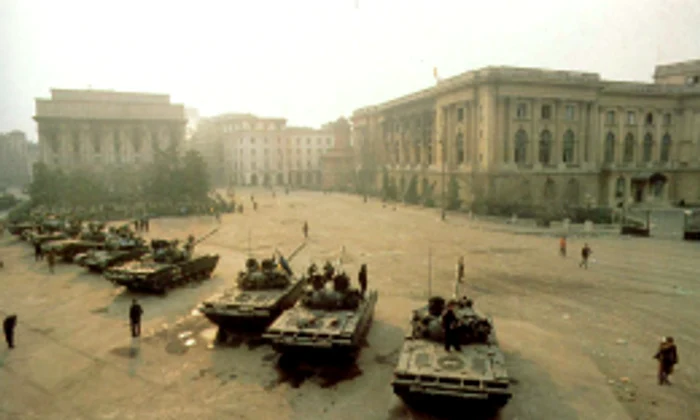 Bucureşti - Revoluţia din Decembrie 1989 - tancuri CC Sursa irrd.ro