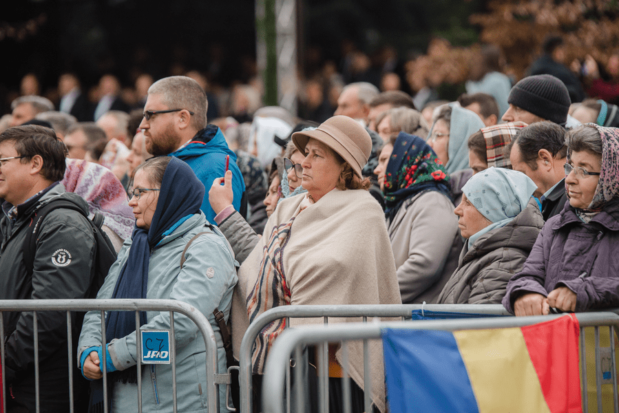 Distincţia „Crucea Sfântului Iosif cel Milostiv", oferită de IPS Teofan pentru ajutorarea refugiaţilor din Ucraina FOTO