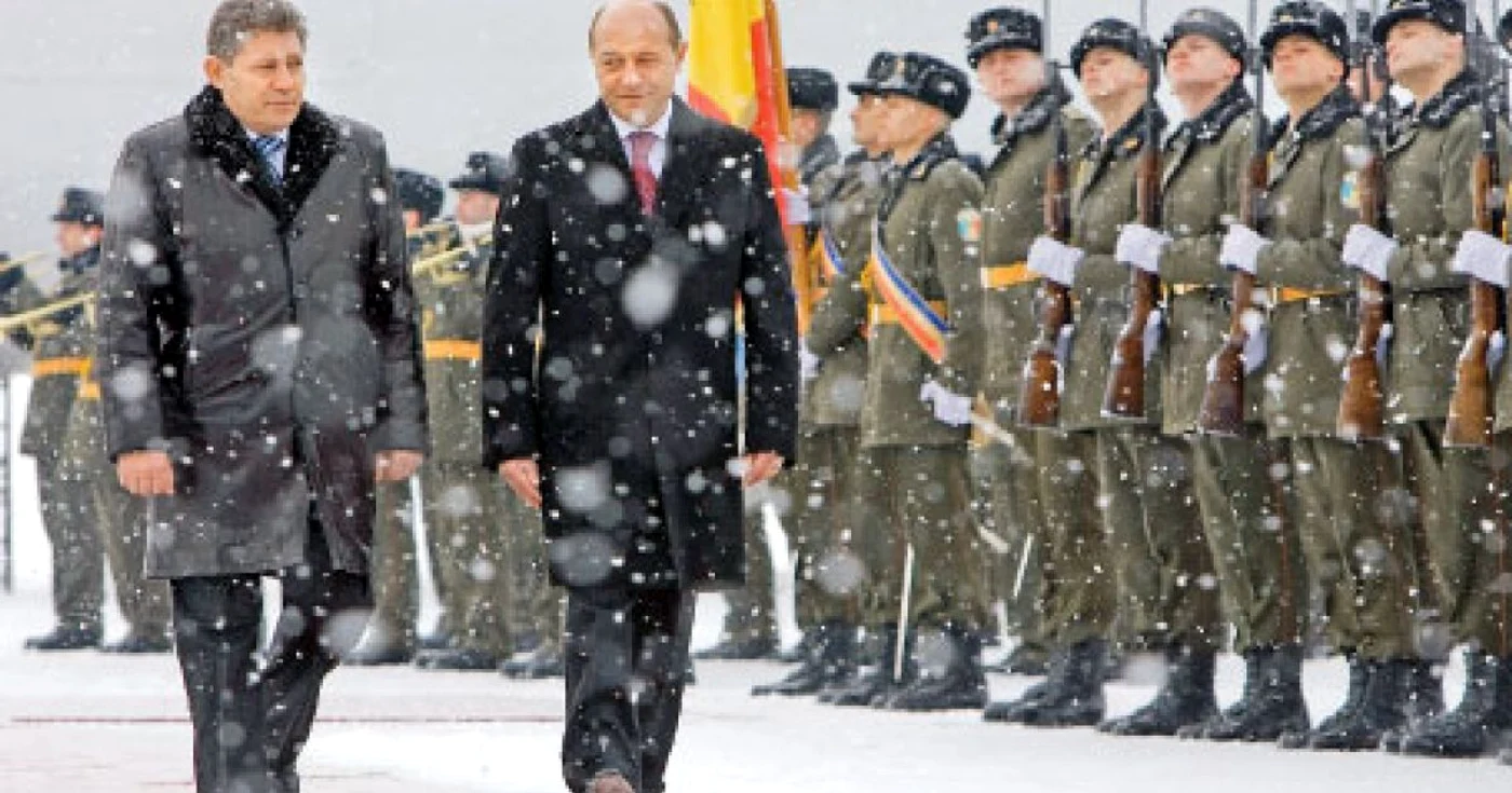 Preşedintele interimar al Moldovei, Mihai Ghimpu (stânga), l-a întâmpinat pe Traian Băsescu pe Aeroportul din Chişinău 