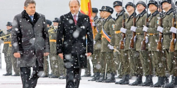 Preşedintele interimar al Moldovei, Mihai Ghimpu (stânga), l-a întâmpinat pe Traian Băsescu pe Aeroportul din Chişinău 