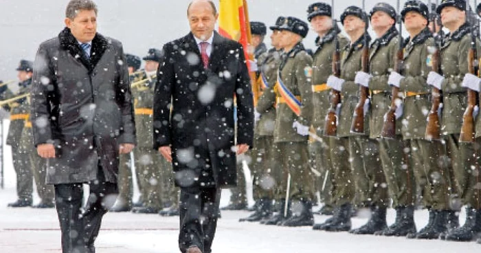 Preşedintele interimar al Moldovei, Mihai Ghimpu (stânga), l-a întâmpinat pe Traian Băsescu pe Aeroportul din Chişinău