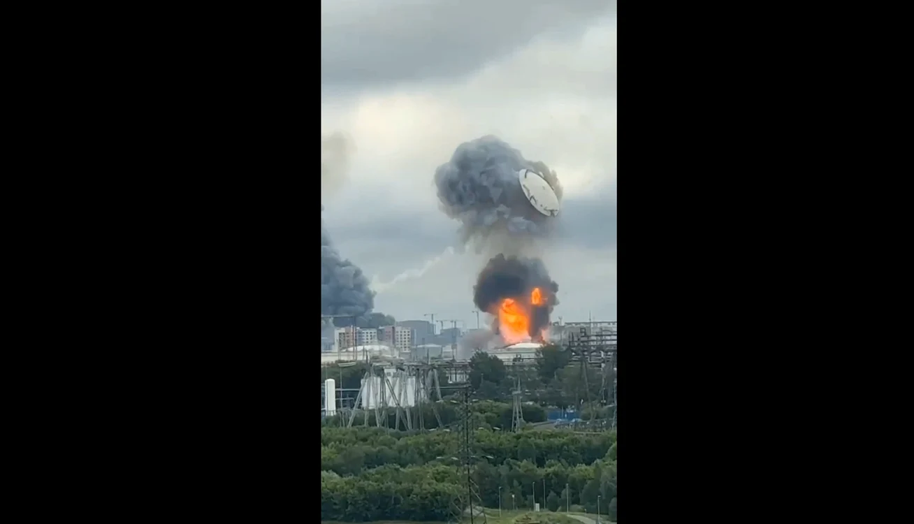 O explozie puternică a provocat aruncarea în aer a unui capac masiv din plumb. FOTO: captură video X