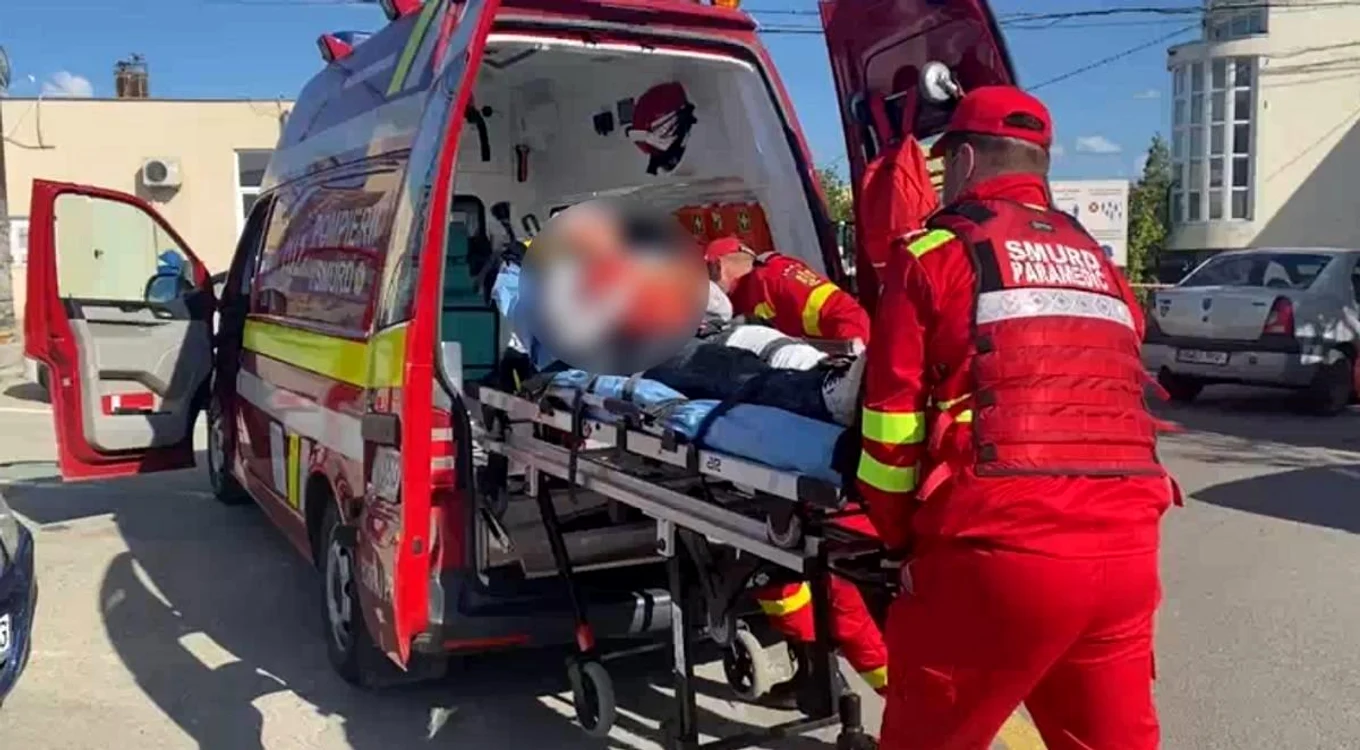 Femeia de 80 de ani a fost transportată la spital pentru îngrijiri medicale FOTO arhivă Adevărul