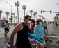 Americanii nu mai ţin cont de restricţii şi au ieşit grămadă pe Huntington Beach FOTO AFP / Apu Gomes  