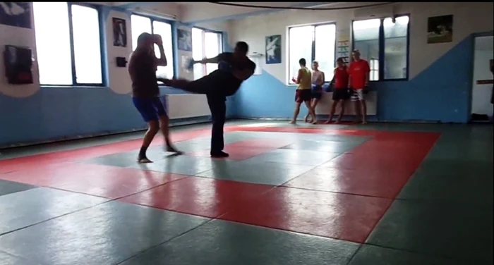 Antrenament la clubul de arte marţiale "Rizea Wushu", din Târgovişte