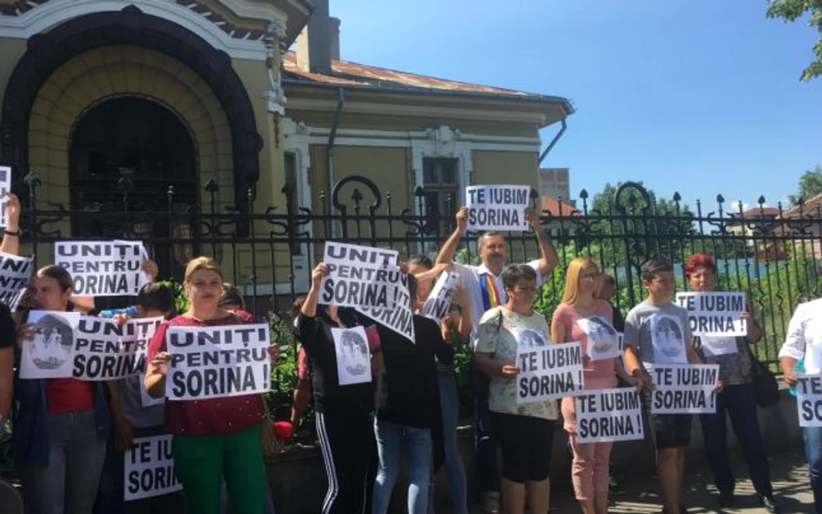 Susţinătorii familiei Şărămăt au ajuns în faţa Curţii de Apel Craiova FOTO: Ana Popescu
