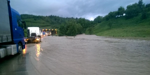 caras-severin inundatie drum blocat. FOTO News.ro