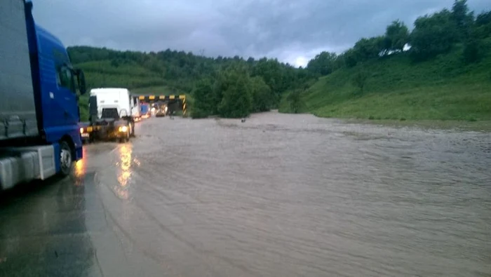 Din cauza viiturii, circulaţia este oprită pentru autoturisme. FOTO News.ro