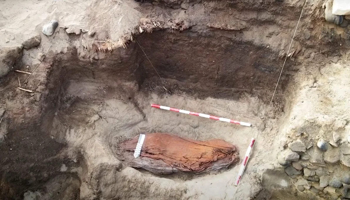 Rămășițele unei femei care care a trăit în urmă cu 5.000 de ani, descoperite în Peru (foto: Captură video Youtube / Agencia de Noticias Andina)