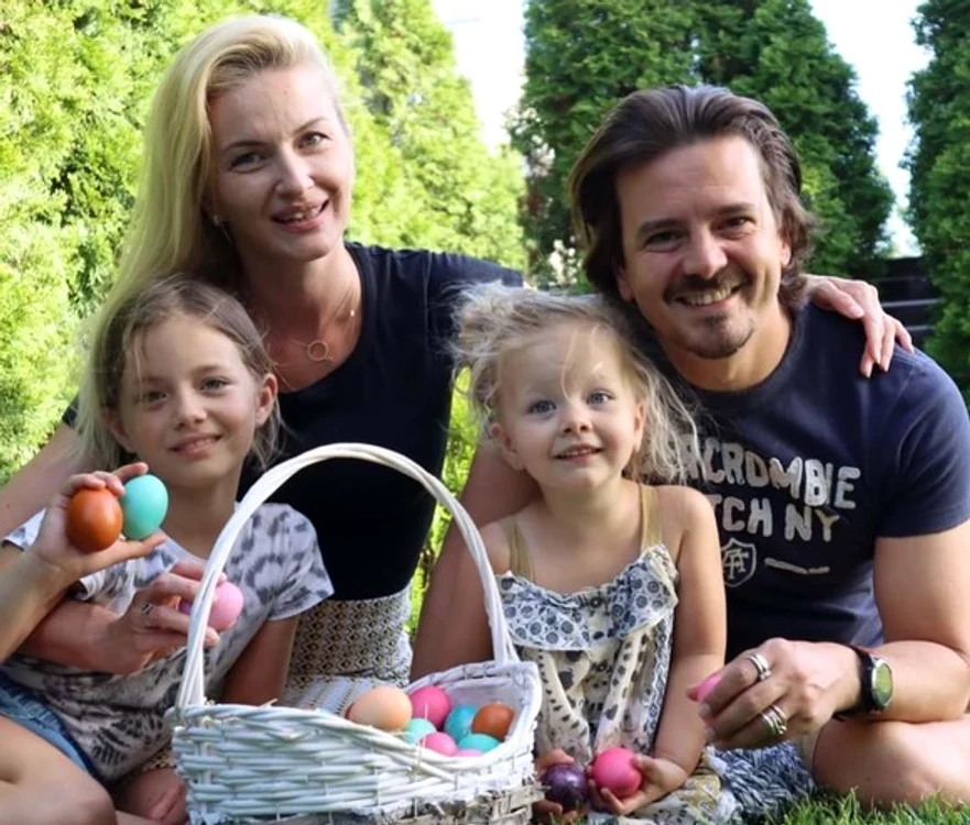 
    Fetele lui Mihai Petre seamănă leit cu mama lor, Elwira   