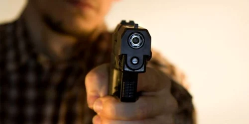 Mai mulţi italieni au tras focuri de armă asupra a trei români, la Milano