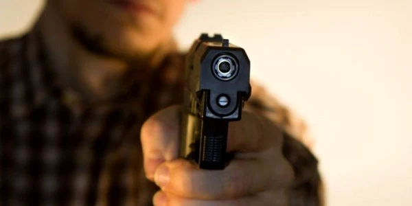 Mai mulţi italieni au tras focuri de armă asupra a trei români, la Milano